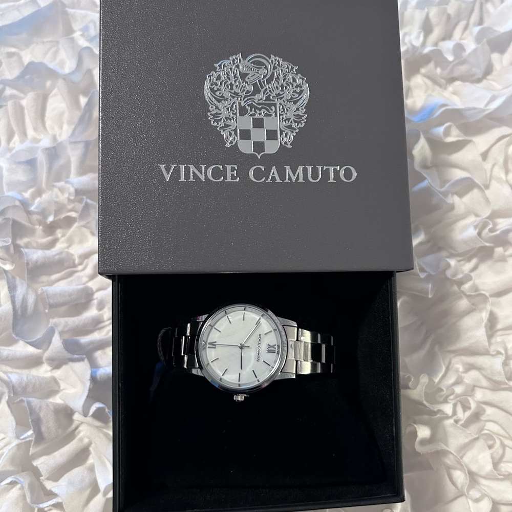 VINCE CAMUTO • Women Chain Link Watch • Silver •